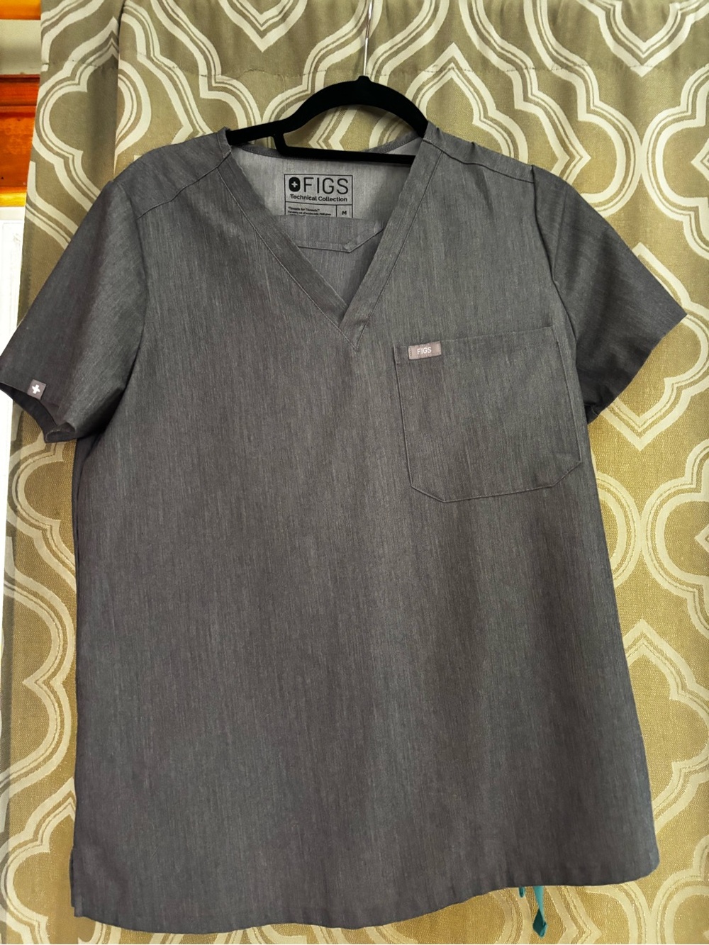 Figs Women's Short Sleeve V-Neck Scrub Top and pants Heather Gray